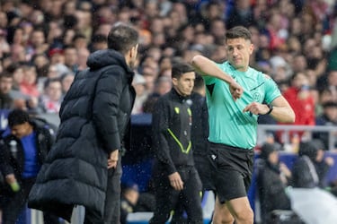 En el minuto 18, a la salida de un córner a favor del Valladolid, Lenglet despejó con el codo. Díaz de Mera Escuderos no lo vio en directo y fue llamado a verlo al monitor VAR.