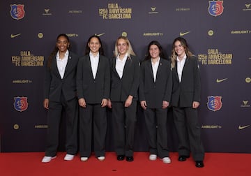 Salma Paralluelo, Esmee Brugts, Ellie Roebuck,Gemma font y maría León, jugadoras del primer equipo de fútbol femenino en la alfombra roja del gran Teatro del Liceu.