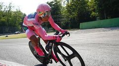 Nairo se esfuerza al máximo en la crono, Dumoulin vuela