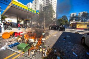 Miembros de la Policía brasileña dispersan a un grupo de manifestantes, durante la primera protesta contra el Mundial de fútbol Brasil 2014 registrada en Sao Paulo (Brasil), en el día en que comienza la competición. Cerca de 150 hombres de la Tropa de Choque de la Policía Militarizada del estado de Sao Paulo dispersaron a un grupo de 50 manifestantes que intentaba marchar por la avenida Radial Este, la principal vía de acceso al Arena Corinthians, el estadio de Sao Paulo en que se disputará el partido inaugural del Mundial.