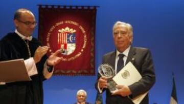 Pedro Ferr&aacute;ndiz recibe el Laurel de Oro de la Universidad de Alicante.