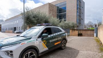 El detenido por el crimen de Hinojal sale del Palacio de Justicia de Cáceres en un vehículo de la Guardia Civil tras declarar, a 9 de marzo de 2024, en Cáceres, Extremadura (España). El Juzgado de Instrucción número 3 de Cáceres ha decretado la prisión provisional comunicada y sin fianza para el detenido por la muerte de un vecino del municipio cacereño de Hinojal, cuyo cuerpo sin vida fue localizado ayer, 8 de marzo, en una finca a dos kilómetros de la localidad tras llevar desaparecido desde el pasado mes de enero. Las diligencias se instruyen por los presuntos delitos de homicidio, estafa y robo con violencia.
09 MARZO 2024;JUSTICIA;CRIMEN;PRISIÓN;FALLECIDO;MUERTO;ALGUACIL
Carlos Criado / Europa Press
09/03/2024