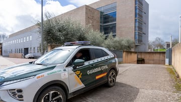 El detenido por el crimen de Hinojal sale del Palacio de Justicia de C¨¢ceres en un veh¨ªculo de la Guardia Civil tras declarar, a 9 de marzo de 2024, en C¨¢ceres, Extremadura (Espa?a). El Juzgado de Instrucci¨®n n¨²mero 3 de C¨¢ceres ha decretado la prisi¨®n provisional comunicada y sin fianza para el detenido por la muerte de un vecino del municipio cacere?o de Hinojal, cuyo cuerpo sin vida fue localizado ayer, 8 de marzo, en una finca a dos kil¨®metros de la localidad tras llevar desaparecido desde el pasado mes de enero. Las diligencias se instruyen por los presuntos delitos de homicidio, estafa y robo con violencia.
09 MARZO 2024;JUSTICIA;CRIMEN;PRISI?N;FALLECIDO;MUERTO;ALGUACIL
Carlos Criado / Europa Press
09/03/2024