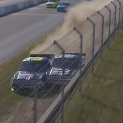 ¡Vaya final! Le empotra contra el muro y se enzarzan en una pelea