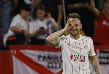 1-0. Ivan Rakitic celebra el primer gol que anota de un lanzamiento de falta directa.