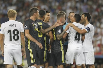 Cristiano Ronaldo y Murillo momentos antes de ser expulsado por el árbitro Félix Byrch.