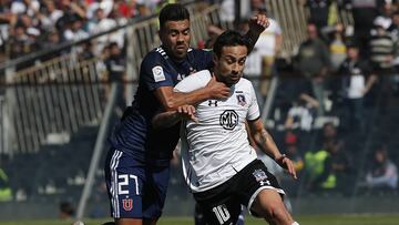 Gonzalo Espinoza disputa el balón contra Jorge Valdivia de Colo Colo durante el Superclásico disputado en el estadio Monumental de Santiago.