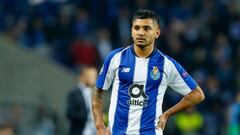 Tecatito Corona en riesgo de perderse la Champions League