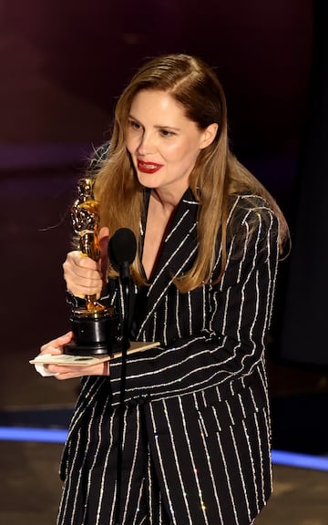 Justine Triet celebra su Oscar a Mejor Guion Original por Anatomía de una caída.