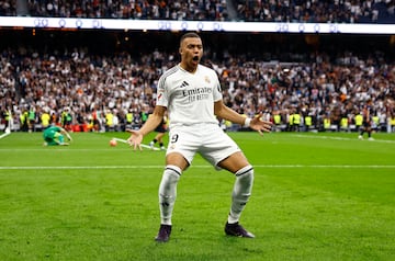 Mbapp¨¦ celebra su 24? gol en liga con el Real Madrid.