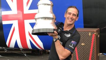 Luis Sáenz Mariscal levanta la mítica 'Auld Mug' tras triunfo del Emirates Team New Zealand en la Copa América 2017.