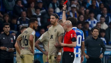 SAN SEBASTIÁN, 23/05/2023.- El árbitro González Fuertes (c-d) muestra la tarjeta roja a Luis Suárez (i), delantero colombiano del Almería, el encuentro de la jornada 36 de LaLiga entre Real Sociedad y UD Almería, este martes en el estadio de Anoeta, en San Sebastián. EFE/ Javier Etxezarreta
