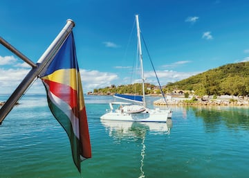 La bandera de la República de Seychelles fue adoptada el 18 de junio de 1996. La banda azul representa al mar y al cielo, la amarilla al sol que ilumina el archipiélago, la roja a la gente y su trabajo en unión hacia el futuro. La banda blanca representa la justicia social y la armonía y la verde al entorno natural.