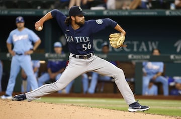 ARLINGTON, TX - JULY 17: Penn Murfee #56 of the Seattle Mariners pitches against the Texas Rangers during the sixth inning at Globe Life Field on July 17, 2022 in Arlington, Texas.   Ron Jenkins/Getty Images/AFP
== FOR NEWSPAPERS, INTERNET, TELCOS & TELEVISION USE ONLY ==