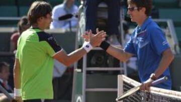 David Ferrer saluda a Tommy Robredo al acabar.