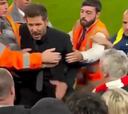 El penoso momento en el que Simeone confronta a fans en Anfield