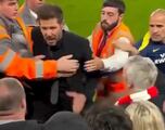 El penoso momento en el que Simeone confronta a fans en Anfield