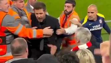 El penoso momento en el que Simeone confronta a fans en Anfield