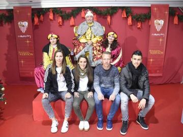 Jugadores y jugadoras de las plantillas del Sevilla en un acto en vísperas de la festividad de los Reyes Magos.