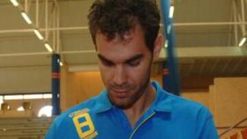 <b>UN ÍDOLO. </b>Calderón firmó autografos a varios aficionados.