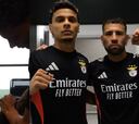 Otamendi recibe a Richard Rios con guantes de box en su llegada a Benfica