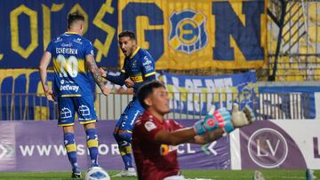 Futbol, Everton vs Deportes La Serena.
Vigesimo tercera, Campeonato Nacional 2022.
El jugador de Everton, Rodrigo Echeverria, celebra su gol contra Deportes La Serena durante el partido de primera division realizado en el estadio Sausalito de Vina del Mar, Chile.
26/08/2022
Raul Zamora/Photosport
Football, Everton vs Deportes La Serena.
23th date, 2022 National Championship.
Everton’s player Rodrigo Echeverria celebrates after scoring against Deportes La Serena during the first division match held at the Sausalito stadium in Vina del Mar, Chile.
26/08/2022
Raul Zamora/Photosport