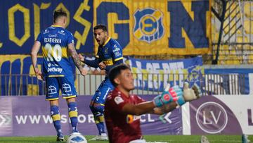 Futbol, Everton vs Deportes La Serena.
Vigesimo tercera, Campeonato Nacional 2022.
El jugador de Everton, Rodrigo Echeverria, celebra su gol contra Deportes La Serena durante el partido de primera division realizado en el estadio Sausalito de Vina del Mar, Chile.
26/08/2022
Raul Zamora/Photosport

Football, Everton vs Deportes La Serena.
23th date, 2022 National Championship.
Everton’s player Rodrigo Echeverria celebrates after scoring against Deportes La Serena during the first division match held at the Sausalito stadium in Vina del Mar, Chile.
26/08/2022
Raul Zamora/Photosport