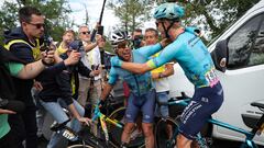 Astana Qazaqstan Team's British rider Mark Cavendish celebrates with teammates after winning the 5th stage of the 111th edition of the Tour de France cycling race, 177,5 km between Saint-Jean-de-Maurienne and Saint-Vulbas, his 35th Tour de France stage victory beating the previous record held by Belgian rider Eddy Merckx, on July 3, 2024. (Photo by Thomas SAMSON / POOL / AFP)