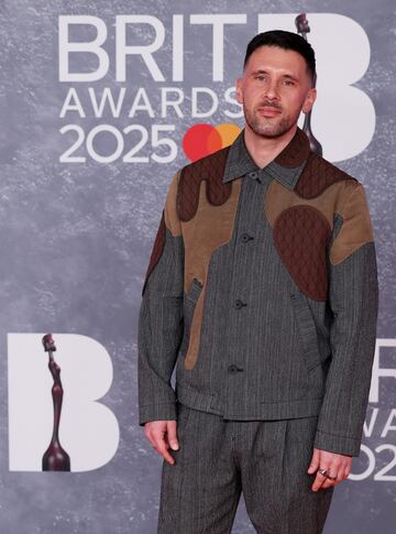 Danny Howard Imani-Lara Lansiquot posa en la alfombra de los Brit Awards 2025.