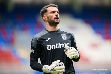 El portero menos goleado de de la categoría, con Horkas y el tercero en índice de paradas. En definitiva, un meta que da puntos con sus intervenciones. Ante el Eibar salvó tres goles cantados, dos de ellos con disparos a bocajarro.