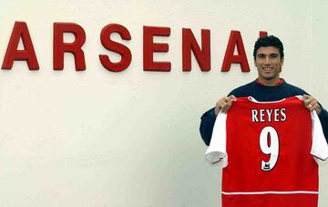 En la temporada 2003/04 fich¨® por el Arsenal tras el pago de unos 30 millones.