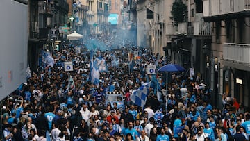 Aficionados del S. S. C. Napoli celebran por las calles de Nápoles la consecución del título de liga. De esta forma el conjunto italiano se proclamó campeón de la Serie A por cuarta vez en su historia.