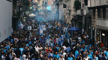 Aficionados del S. S. C. Napoli celebran por las calles de Nápoles la consecución del título de liga. De esta forma el conjunto italiano se proclamó campeón de la Serie A por cuarta vez en su historia.