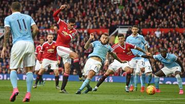 Smalling dispara ante Otamendi en el derbi de Manchester en Old Trafford.