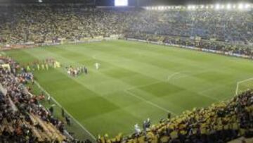 <b>EXPECTANTES. </b>Los aficionados esperan tener noticias para saber si la próxima jornada podrán ver la cita entre Villarreal y Barcelona.