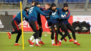 SPB04. SAN PETERSBURGO (RUSIA), 13/11/2017.- Los jugadores de la selección española de fútbol entrenan en San Petersburgo, Rusia, el 13 de noviembre del 2017, en la víspera del partido amistoso que van a disputar frente a Rusia. EFE/Anatoly Maltsev