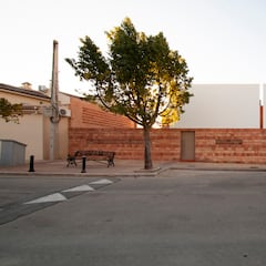 Un padre constructor y un hijo arquitecto construyen esta casa sostenible de 80 m2 en un pequeño pueblo rural de Córdoba