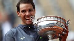 Rafa Nadal muerde el trofeo de campe&oacute;n de Roland Garros 2019.