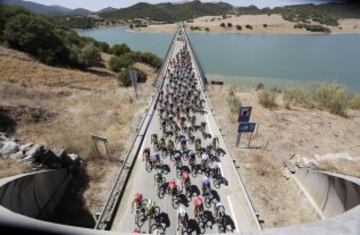 El pelotón durante la tercera etapa de la Vuelta Ciclista a España 2014 que hoy ha transcurrido entre Cádiz capital y el municipio gaditano de Arcos de la Frontera, con un recorrido de 197,8 kilómetros.