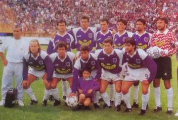 Deportes Concepción asciende a Primera en 1994 con este equipo. Arriba de izquierda a derecha: Jorge Carrasco, Jaime Muñoz, Luis Guajardo, Ramón Abello, Blas Romero y Antonio Zaracho. Abajo: Daniel Colángelo, Luis Riquelme, Mauricio Pozo, Darwin Pérez y Florencio Villalba.