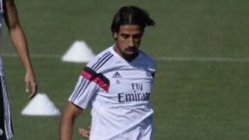SE QUEDA. Khedira se mostró ayer más concentrado en Valdebebas.