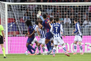 1-1. Marcus Rashford lanza un córner perfecto al primer palo. Jules Koundé, con un poderoso salto, cabecea el centro superando a Álex Remiro.