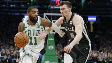 Kyrie Irving trata de superar a Rodions Kurucs.