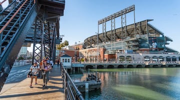 Vistas del Oracle Park desde fuera.