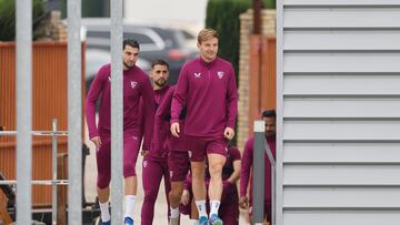 Rakitic, en uno de sus últimos entrenamientos con el Sevilla, junto a Mir y Januzaj.