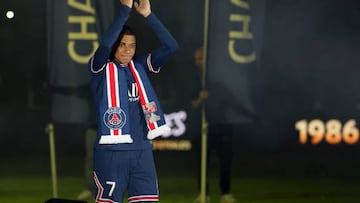 PARIS, FRANCE - MAY 21: Kylian Mbappe of PSG during the French Ligue 1 trophy presentation following the Ligue 1 Uber Eats match between Paris Saint-Germain (PSG) and FC Metz at Parc des Princes stadium on May 21, 2022 in Paris, France. (Photo by John Berry/Getty Images)