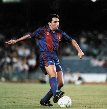 El jugador vallisoletano llevó una gran cantidad de dorsales durante su estancia en el Barcelona (1988-1995). El '10' lo llevó en la temporada 92/93. 