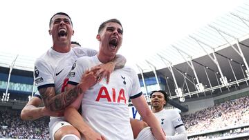 Pedro Porro y Micky van de Ven, jugadores del Tottenham, celebran el gol del neerlandés ante el Burnley.