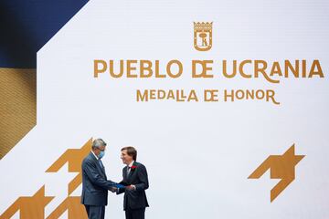 El alcalde de Madrid, José Luis Martínez-Almeida, entrega la medalla al periodista Raúl del Pozo.