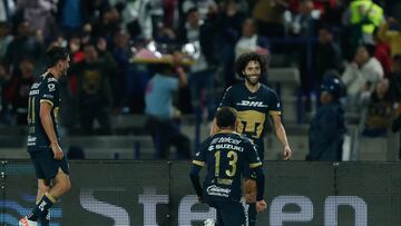 MEX2806.CIUDAD DE MÉXICO (MÉXICO), 18/08/2023.- Los jugadores de Pumas festejan una anotación contra Toluca hoy, durante un juego por la jornada 4 del torneo Apertura 2023 de la Liga MX en el estadio Olímpico Universitario en la Ciudad de México. EFE/ Isaac Esquivel